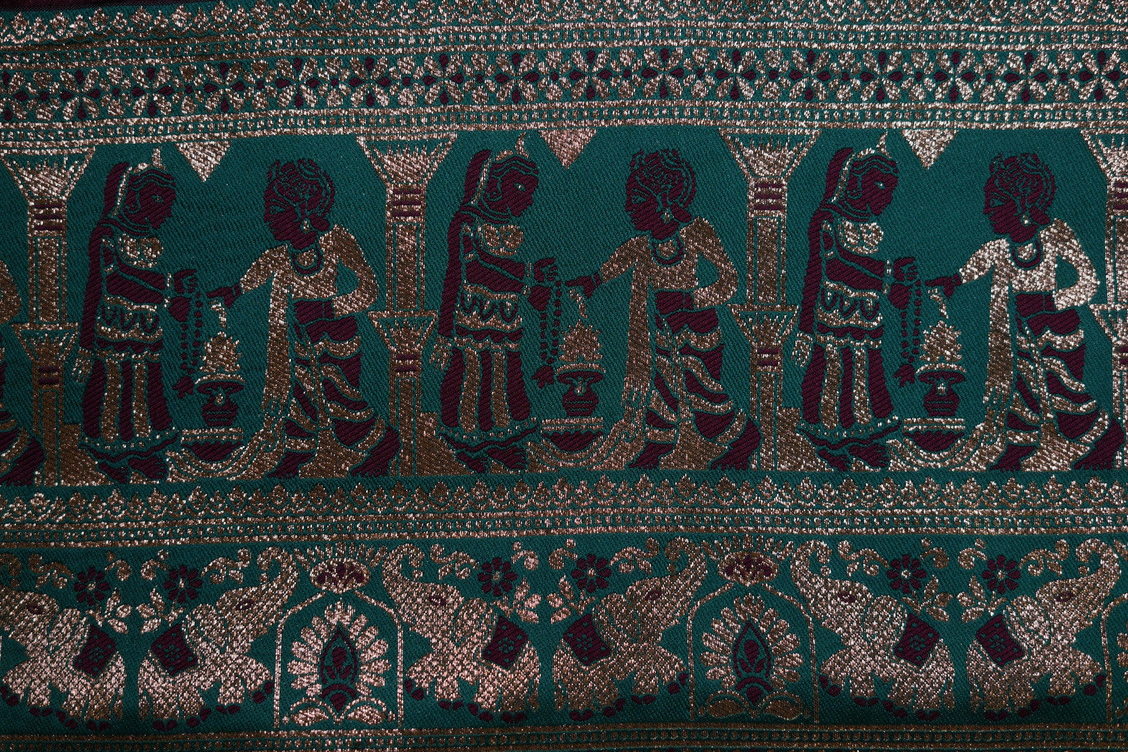 Pure Silk Banarasi Saree with Dulha-Dulhan Motif