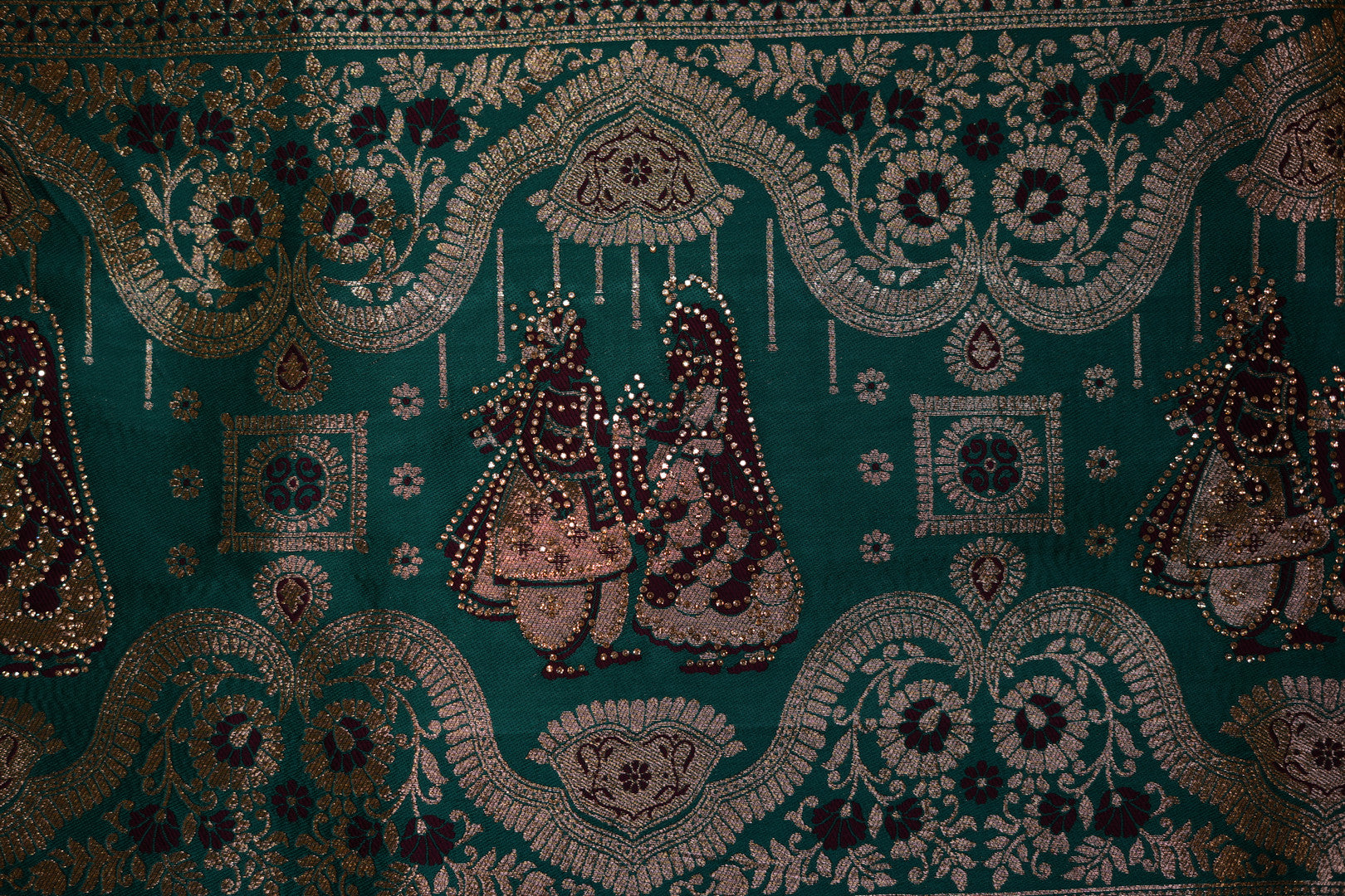 Pure Silk Banarasi Saree with Dulha-Dulhan Motif
