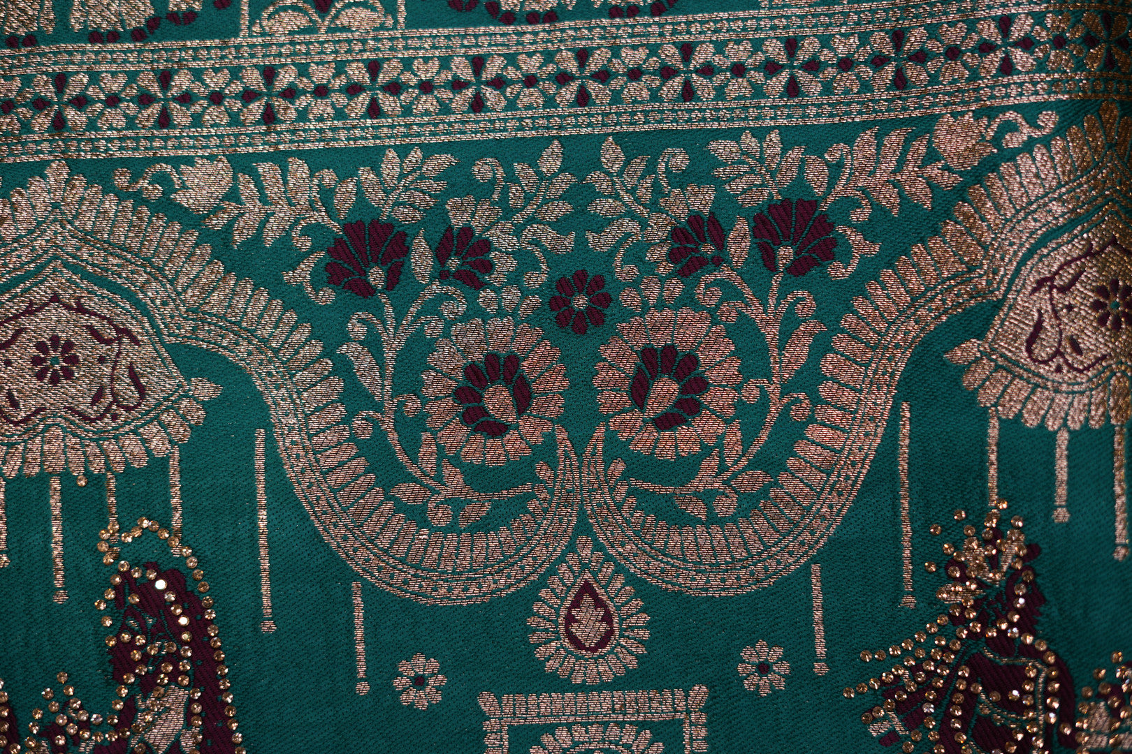 Pure Silk Banarasi Saree with Dulha-Dulhan Motif