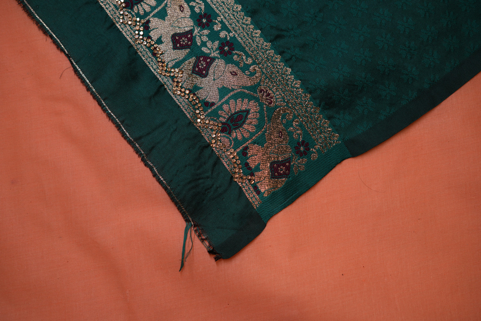 Pure Silk Banarasi Saree with Dulha-Dulhan Motif
